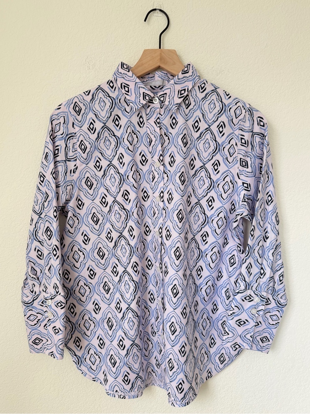 Chicos Women's Blouse Top Button Up Shirt Diamond Print Blue White Size 0